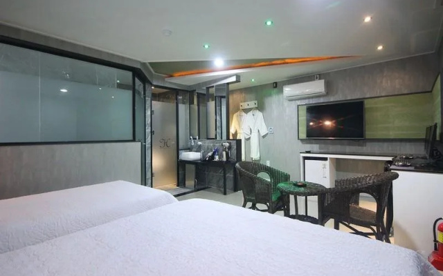 Gimhae Jangyu Huen Hotel