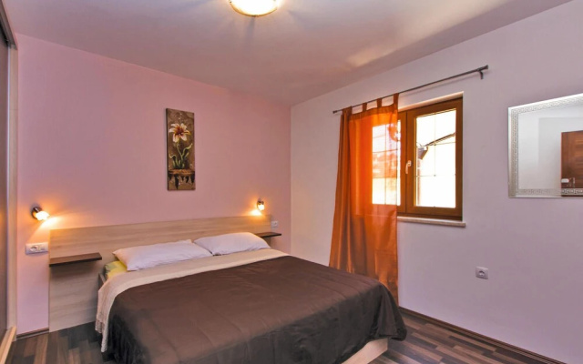 Amazing Home in Liznjan With Wifi and 2 Bedrooms