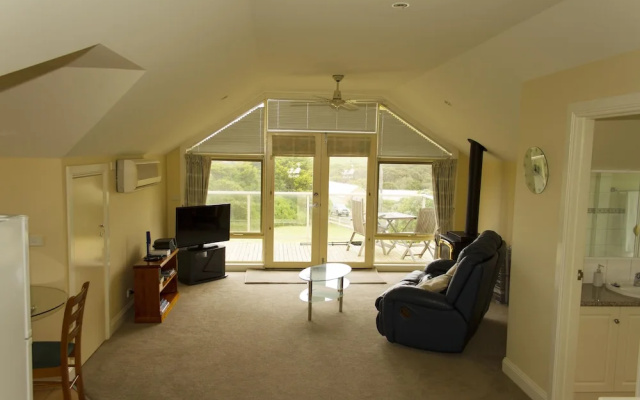 Logans Beach House and Apartments