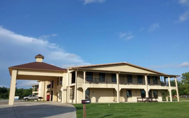 Country Regency Inn & Suites