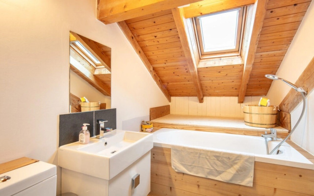 Alpine Chalet With Private Hot Tub