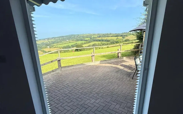 1 Bed Cabin-sleeps 2, Hot Tub, Garden, Pets, Views
