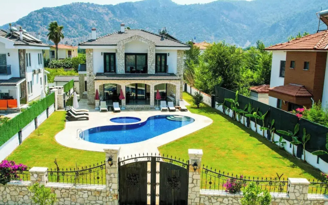 Villa-sleeps 9-parking-pool-bbq-hot Tub-pets