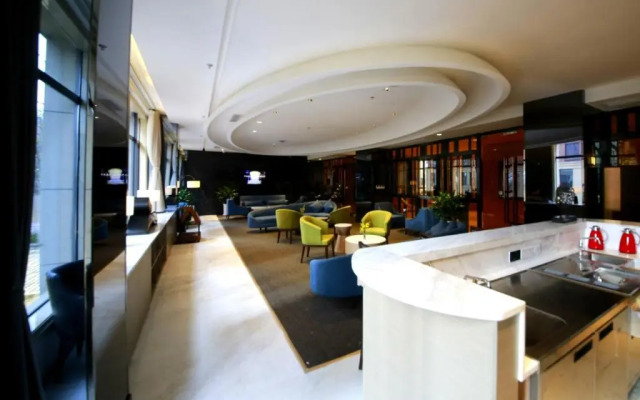 Howard Johnson Life Geckor Zhu