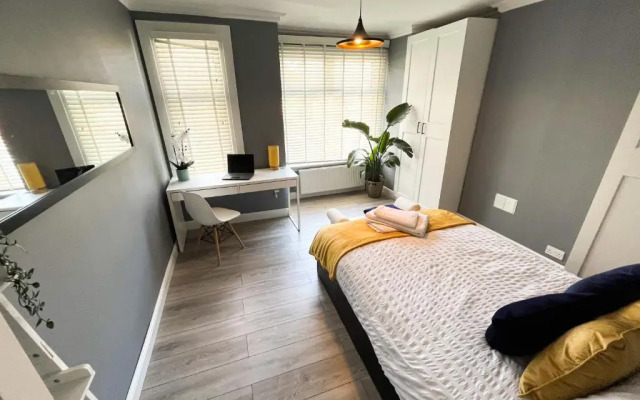 ***3 bedroom Home away from Home with BBQ grill***