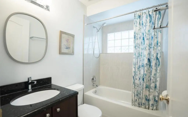 Adorable 1-bedroom suit with independent entrance