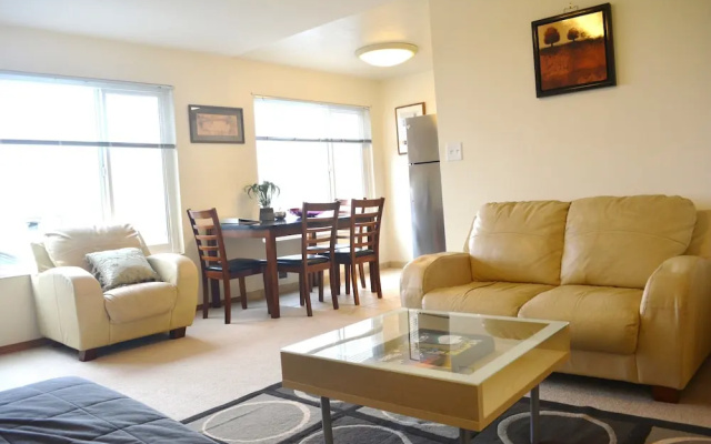 Sunny Westlake Suites by Metro