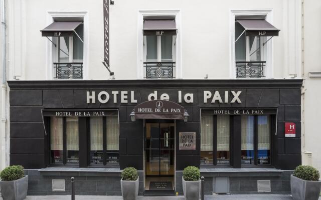 Отель Hôtel de La Paix Tour Eiffel вид на фасад