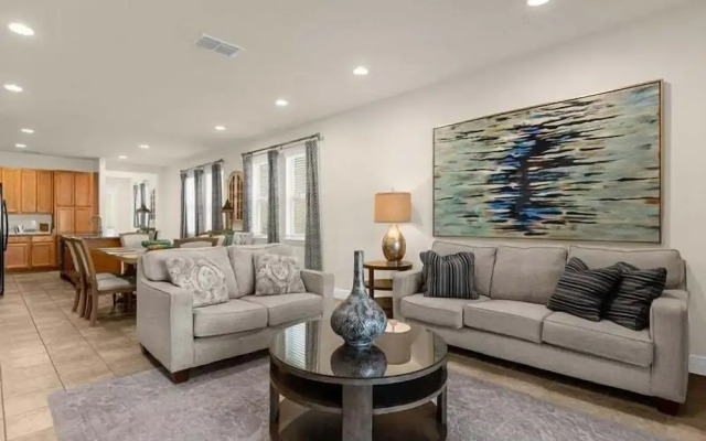 350-8-pc-open Floor Plan With Private Pool