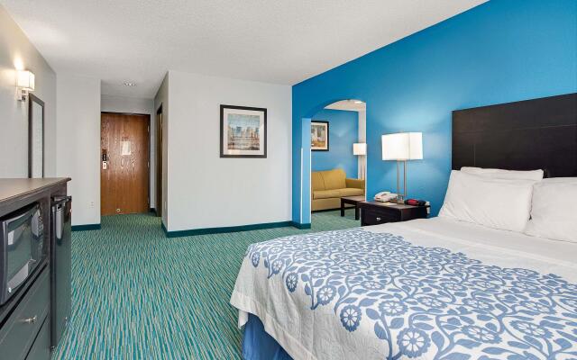 Days Inn by Wyndham Dallas Garland West 2