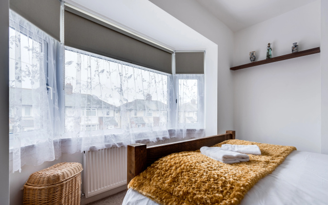 Tasteful 3-BR House -Private Parking Florence Park