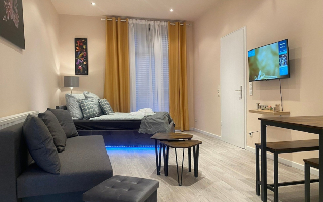 Apartment Sleeps 3 With Parking and Garden