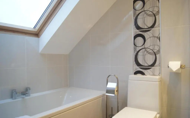 Modern, Cosy Apartment In Bearsden with Private Parking