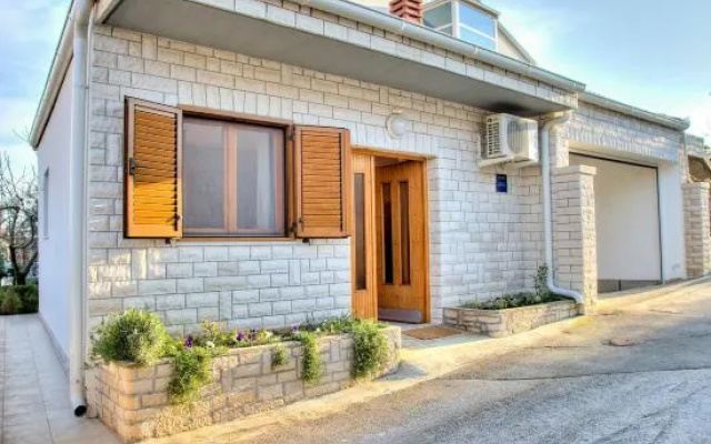 Studio Apartment Raspar