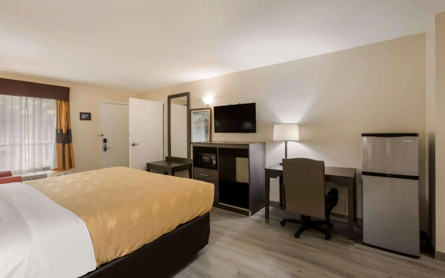 Quality Inn & Suites Greensboro near Lake Oconee