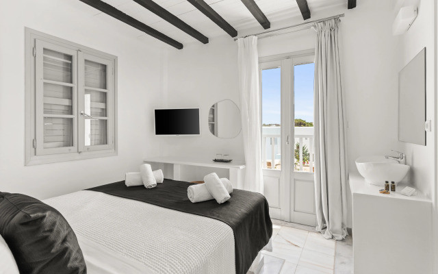 Mr & Mrs White Paros