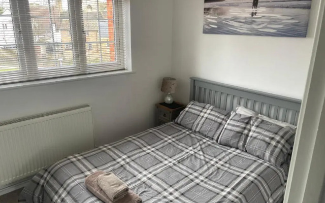 River House 2BR 1 Bathroom & Downstairs Toilet Parking St Neots Town Centre
