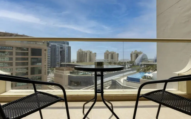 Luxe 1BR w Palm Skyline View Easy Mall Access