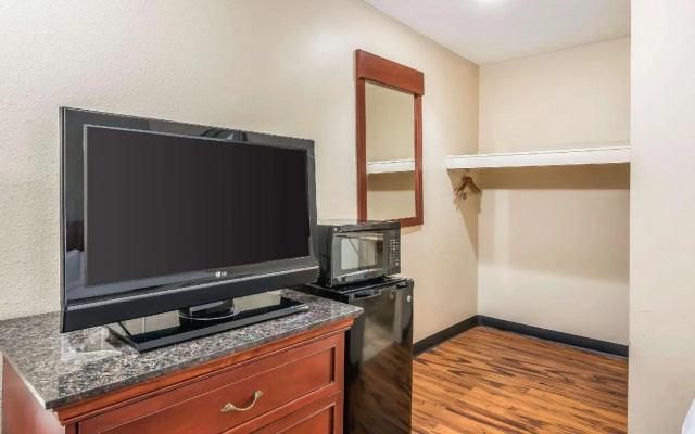 Rodeway Inn & Suites