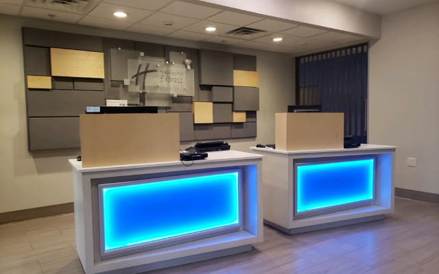 Holiday Inn Express & Suites Lincoln Airport by IHG