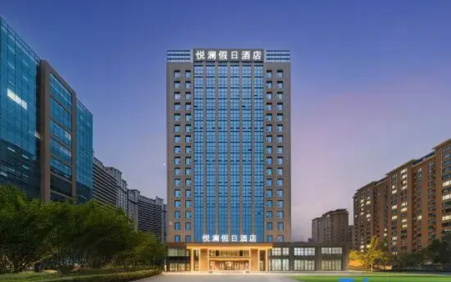 Yuelan Holiday Hotel (Urumqi High-Speed Railway Station)