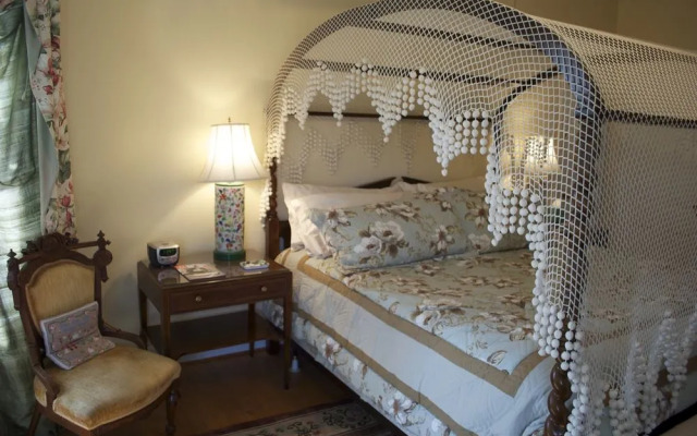 Inn On Poplar Hill