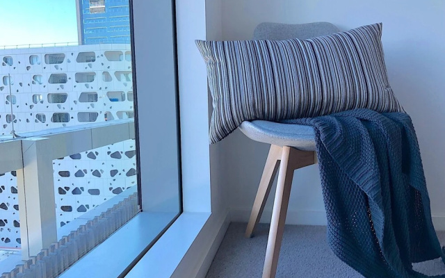Modern Docklands Apartment in CBD