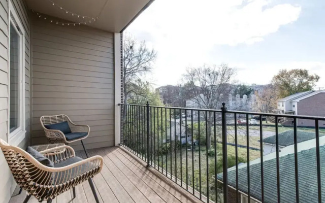 Cashville Near Music Row Private Balcony