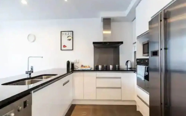 Spacious Home with Balcony+Parking Zodiak Stays