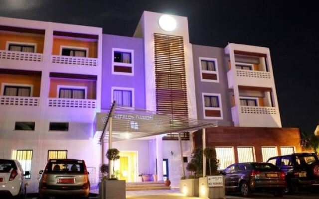 Damon Hotel Apartments вид на фасад