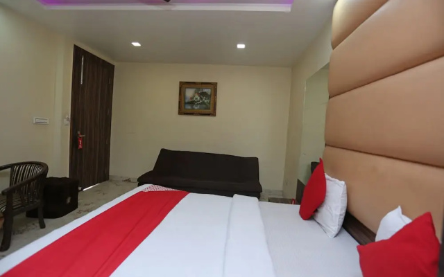 OYO 27864 Hotel Samrat