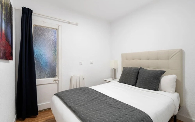 Design 2 Bedroom Flat Next to Pubilla Cases Metro