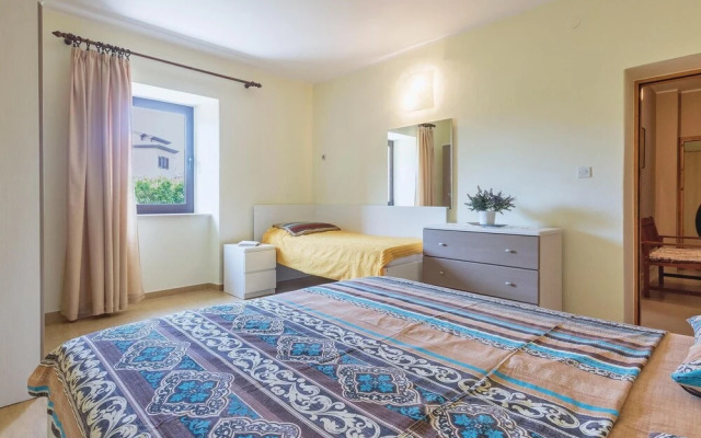 Beautiful Apartment in Valbandon With 3 Bedrooms and Wifi