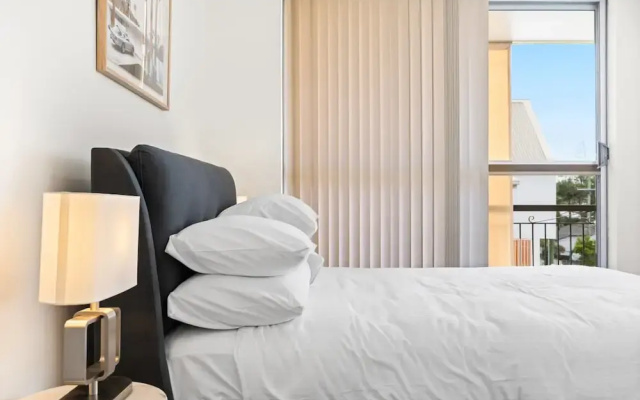 Elegant 2-bed With Balcony by Parks and Amenities