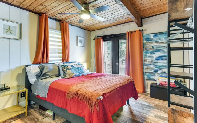 < 1 Mi to Beach! Galveston Gem w/ Outdoor Oasis