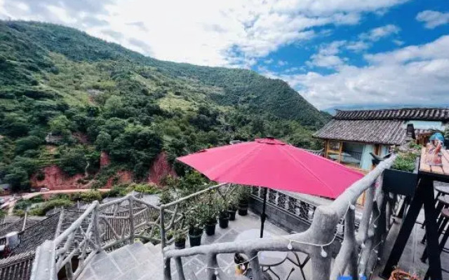 Nuodeng Banshan Courtyard Chinese Inn