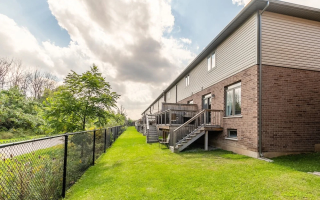 GLOBALSTAY. Modern Townhomes on Lake Ontario