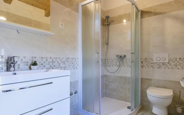 Ive in Orbanići with 5 bedrooms and 2 bathrooms
