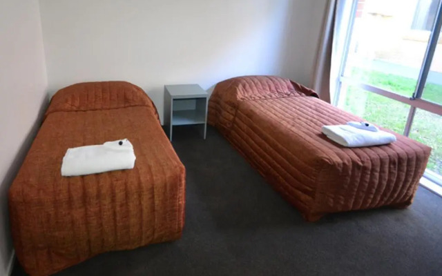 The Oaks Hotel Motel