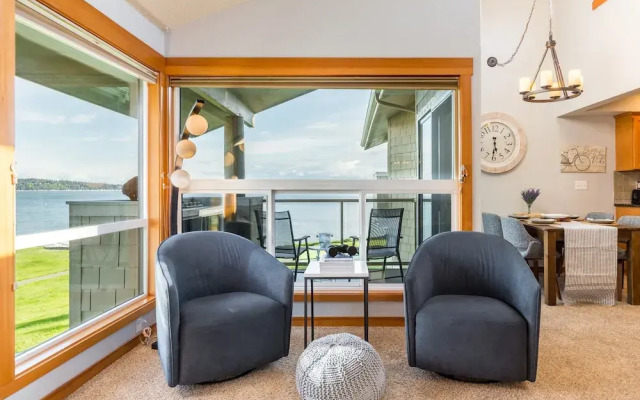 Coastal Chic Beach Condo by Avantstay Balcony