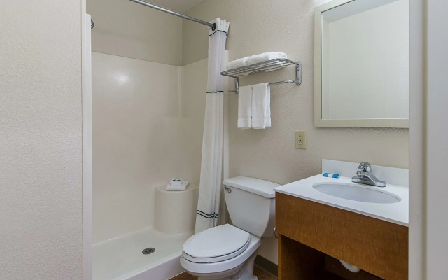 HomeTowne Studios by Red Roof Fresno - West