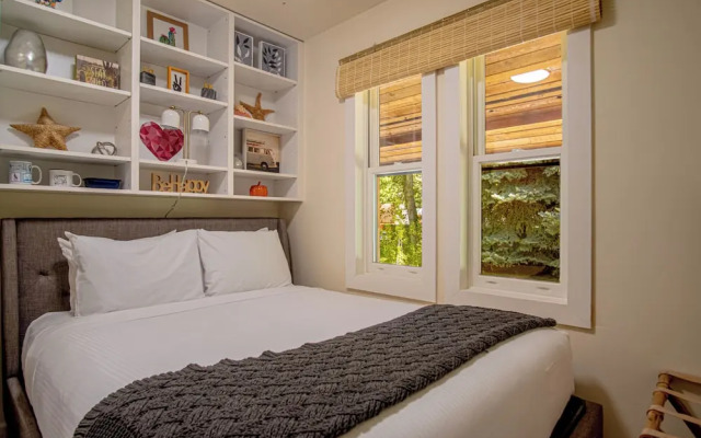 Red Elephant 4BR - Fire Pit - River & Downtown