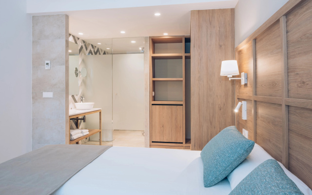 Отель Iberostar Waves Cala Domingos