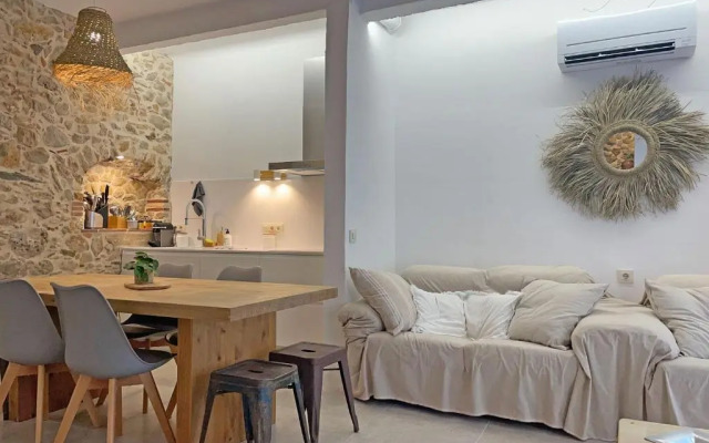 Luxe 8P dorpshuis centrum l'Escala 50m van strand