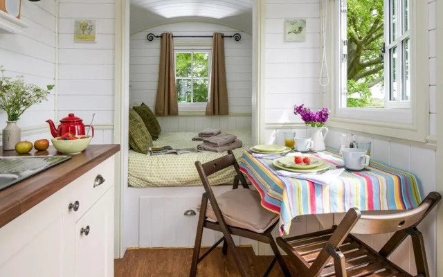 Romantic Shepherds Hut, Kenilworth (Adults Only)