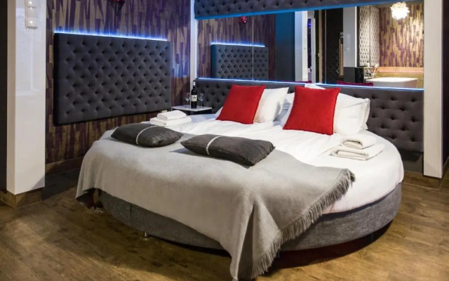Yourplace Romantic Apartment with private patio