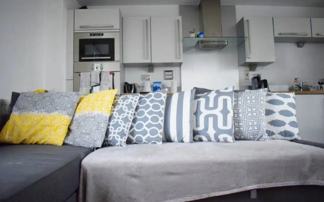 Modern 2 Bedroom Flat With Balcony in East India