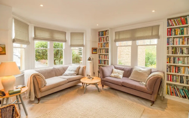 4 Bedroom Canalside Family Home in Oxford