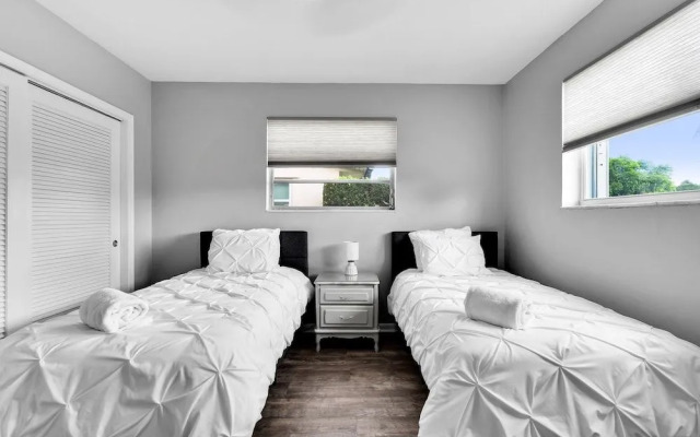 Hollywood Hills 3BD Home w Backyard