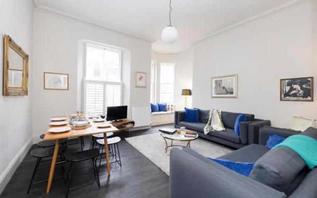 ALTIDO Sophisticated and Bright 4BR apt near Edinburgh Castle